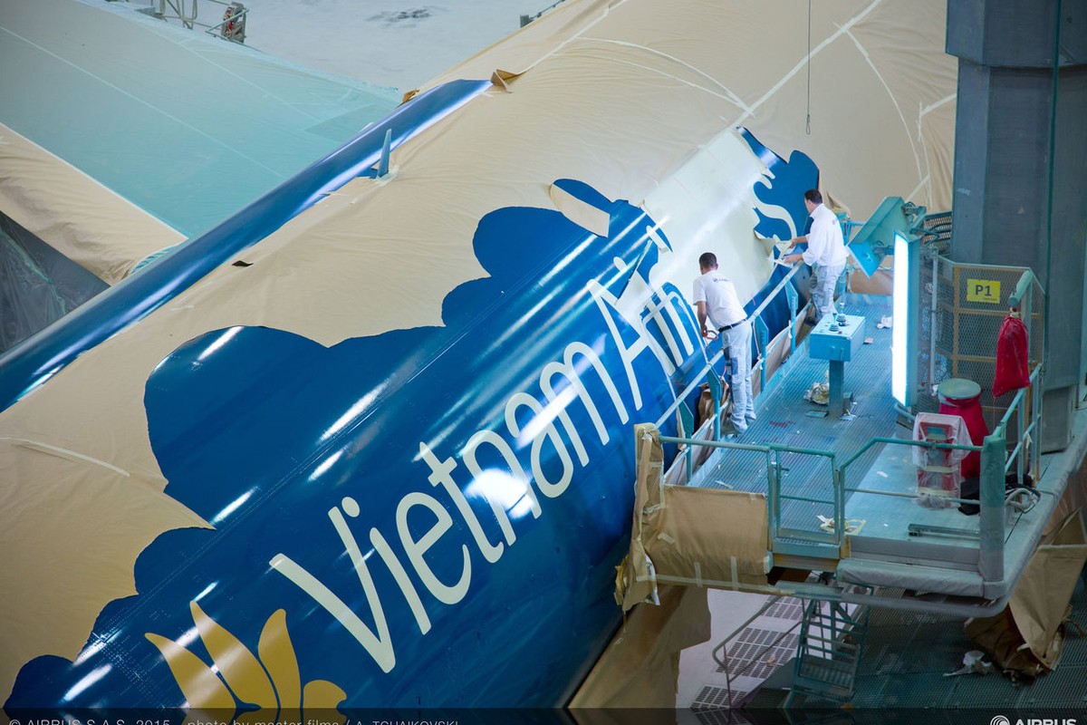 Can canh sieu may bay A350-900 thu 8 cua Vietnam Airlines-Hinh-2
